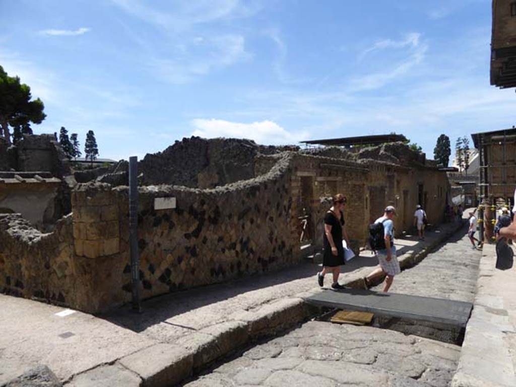 IV.10, on left, Herculaneum, July 2015. Exterior walls of shop, on east side of Cardo IV, looking south. Photo courtesy of Michael Binns.
